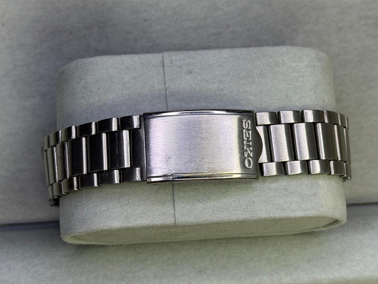 Vintage Seiko with custom engraved dial Ford 1980s Serria