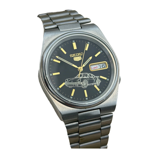 Vintage Seiko 5 Automatic Day-Date Watch – Sports Car Dial – 7526-3130 — front product photograph on a white background