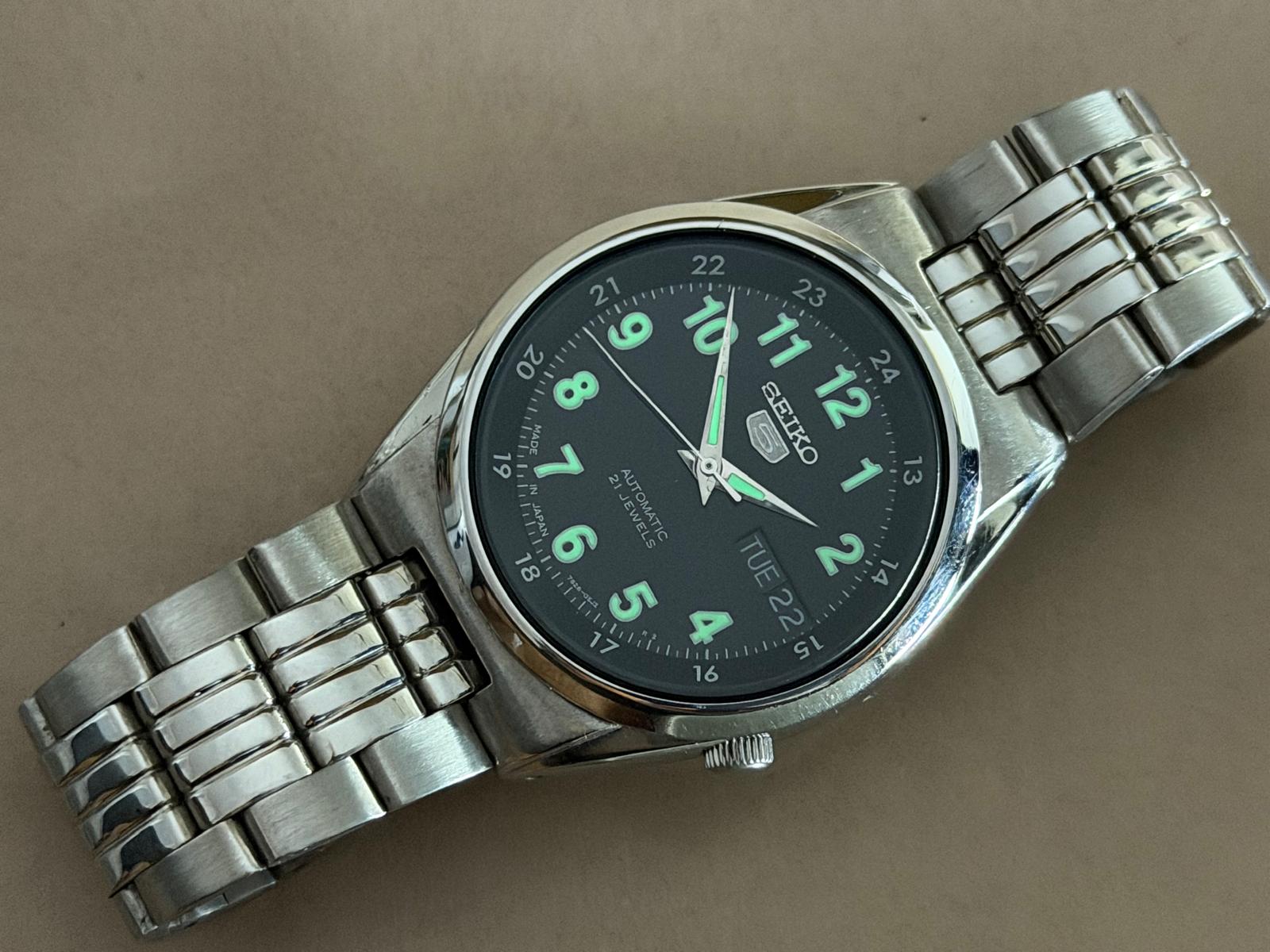 SEIKO 5 – Black Dial, Automatic, Day-Date Wristwatch (Vintage)