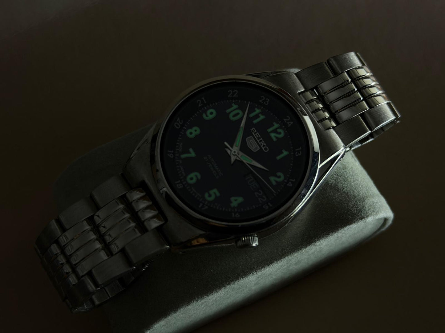 SEIKO 5 – Black Dial, Automatic, Day-Date Wristwatch (Vintage)
