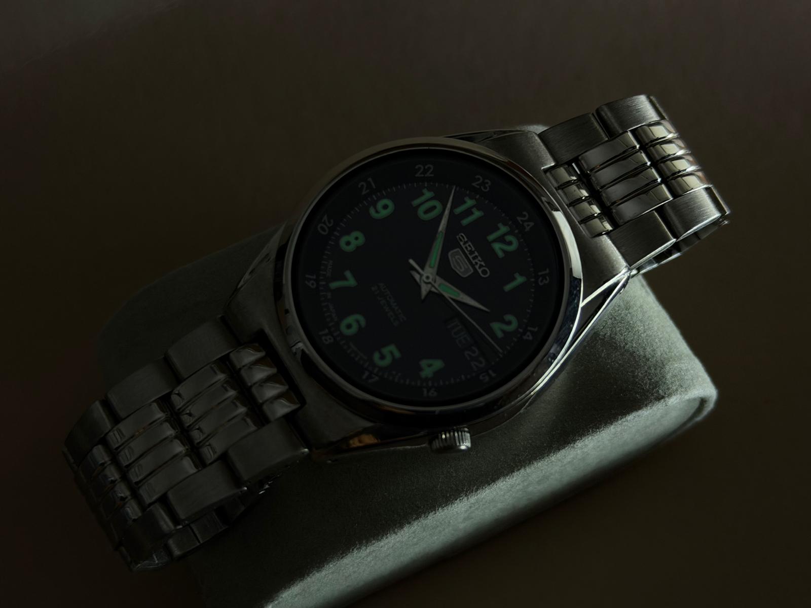 SEIKO 5 – Black Dial, Automatic, Day-Date Wristwatch (Vintage)