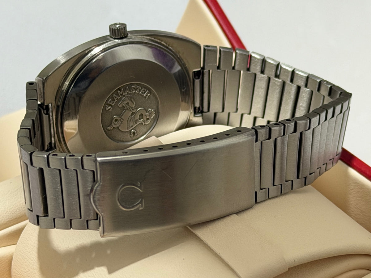 Vintage Omega Seamaster 35mm — watch detail