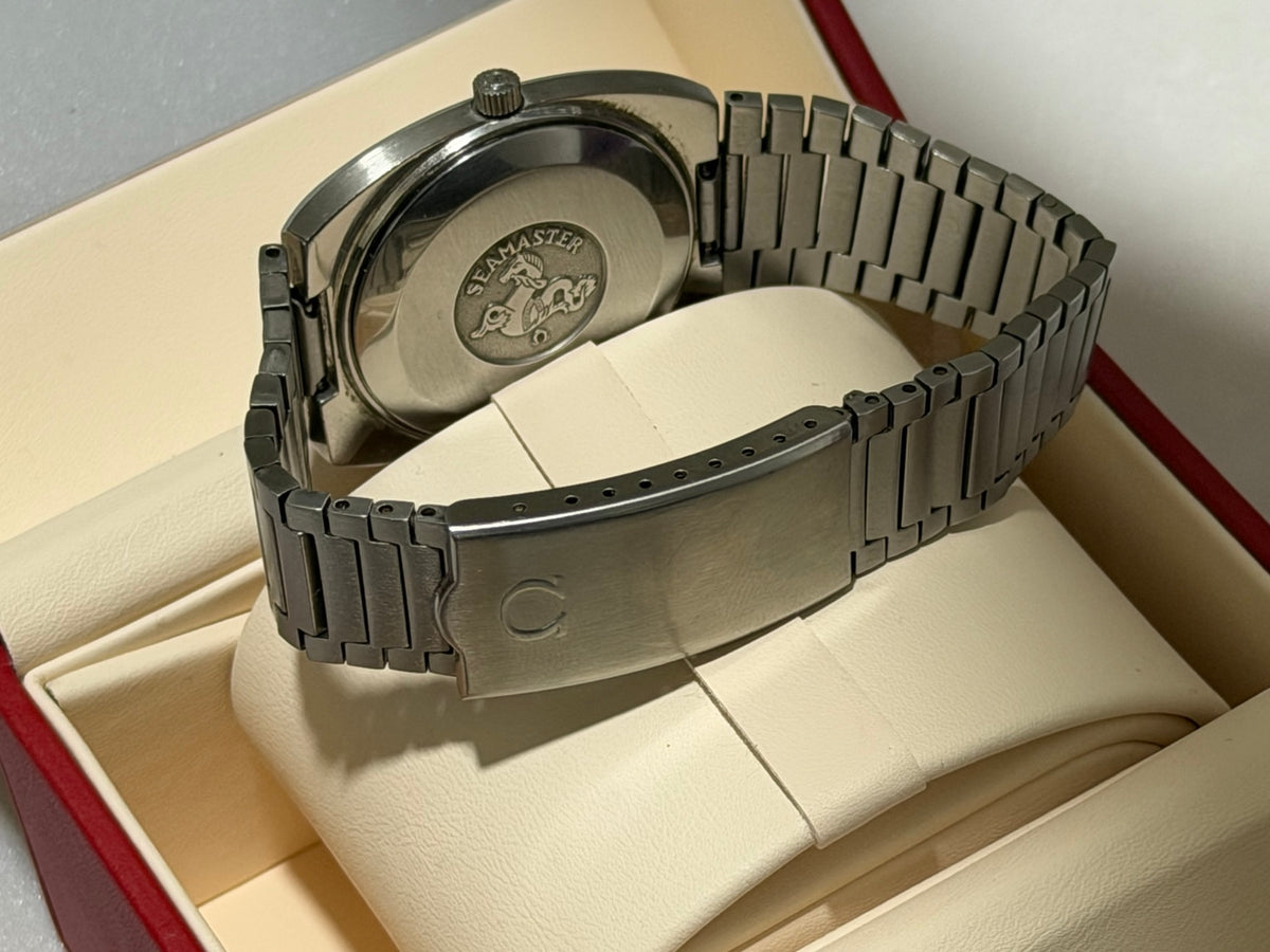 Vintage Omega Seamaster 35mm — watch detail