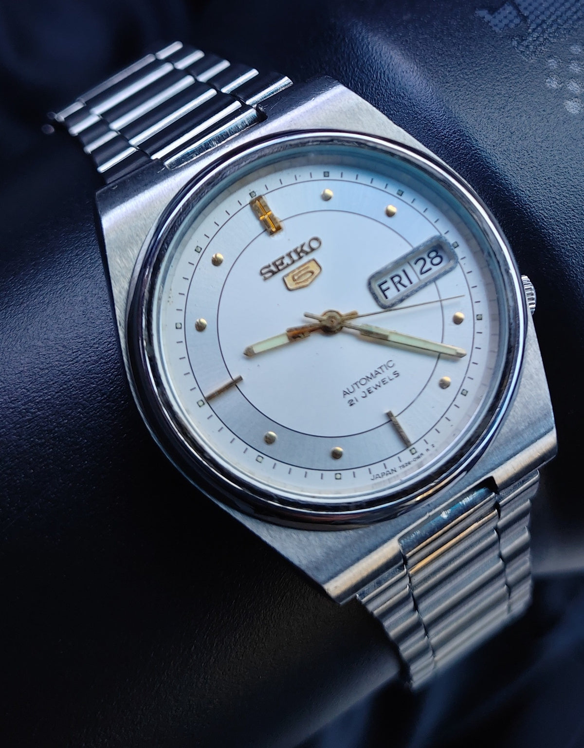 Seiko 5 Automatic Day-Date — White & Gold Dial | SK09
