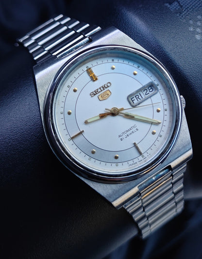 Seiko 5 Automatic Day-Date — White & Gold Dial | SK09