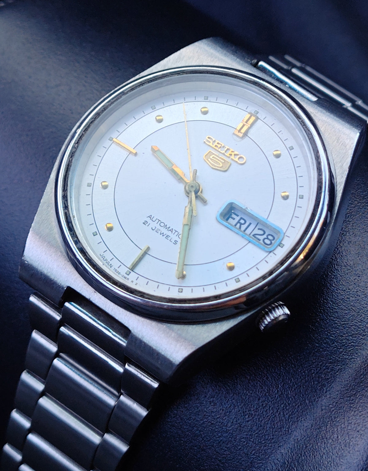 Seiko 5 Automatic Day-Date — White & Gold Dial | SK09