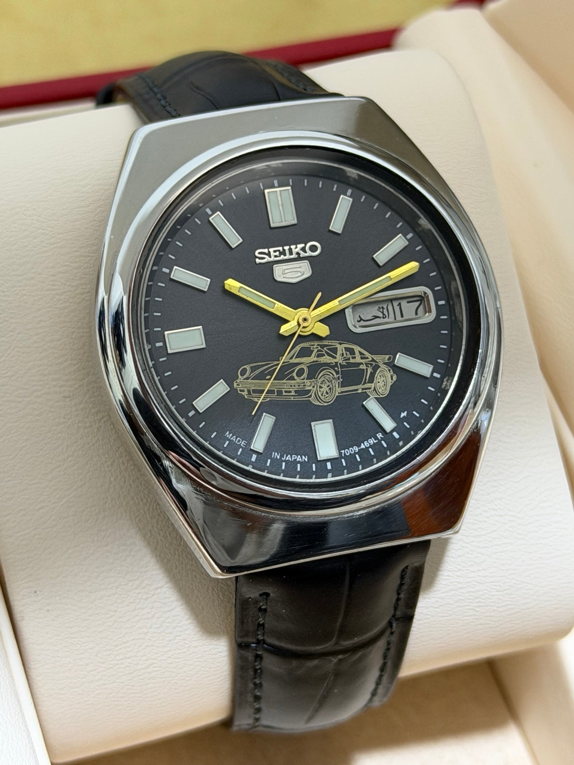 Seiko 5 dial and silver-tone case