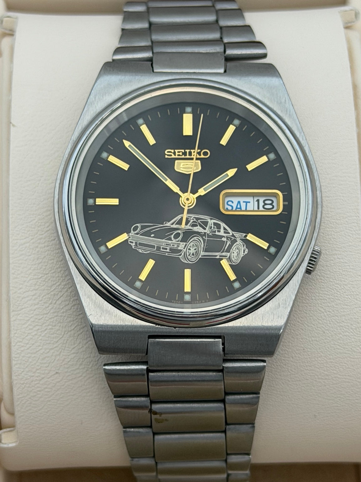 Vintage Seiko 5 automatic day-date watch straight-on dial view
