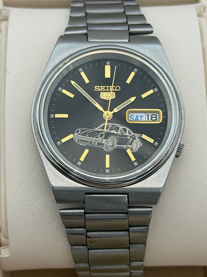 Vintage Seiko 5 automatic day-date watch straight-on dial view