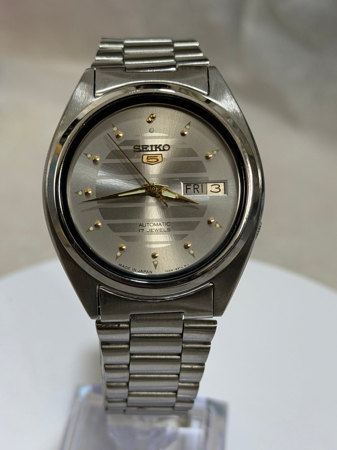 Seiko 5 silver patterned dial automatic watch SK06 detail photo