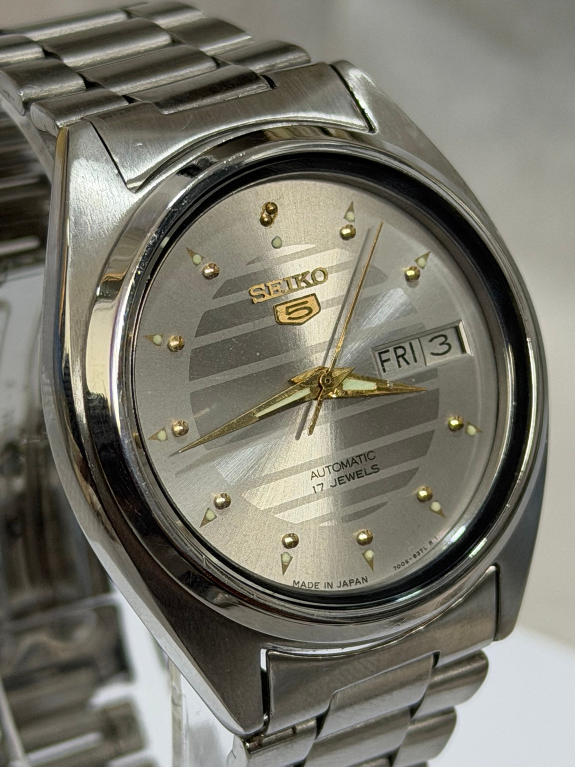 Seiko 5 silver patterned dial automatic watch SK06 detail photo