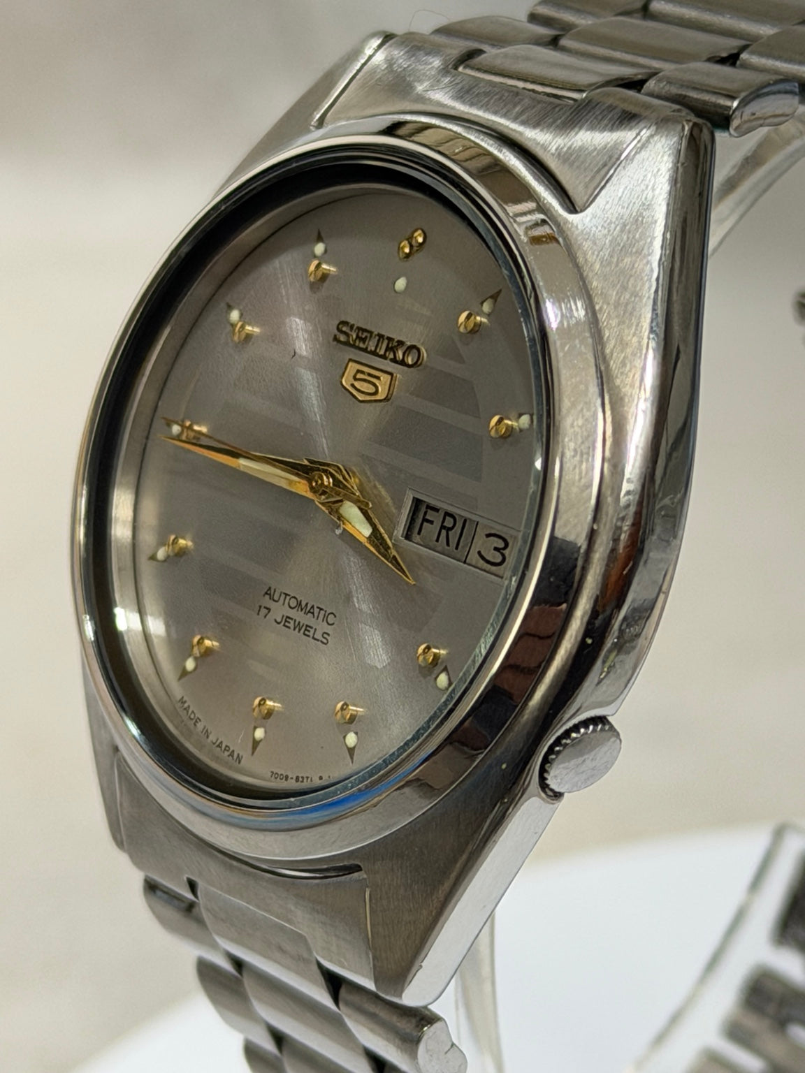 Seiko 5 silver patterned dial automatic watch SK06 detail photo