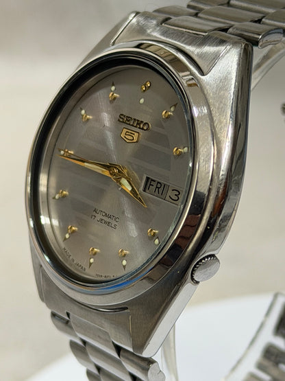 Seiko 5 silver patterned dial automatic watch SK06 detail photo