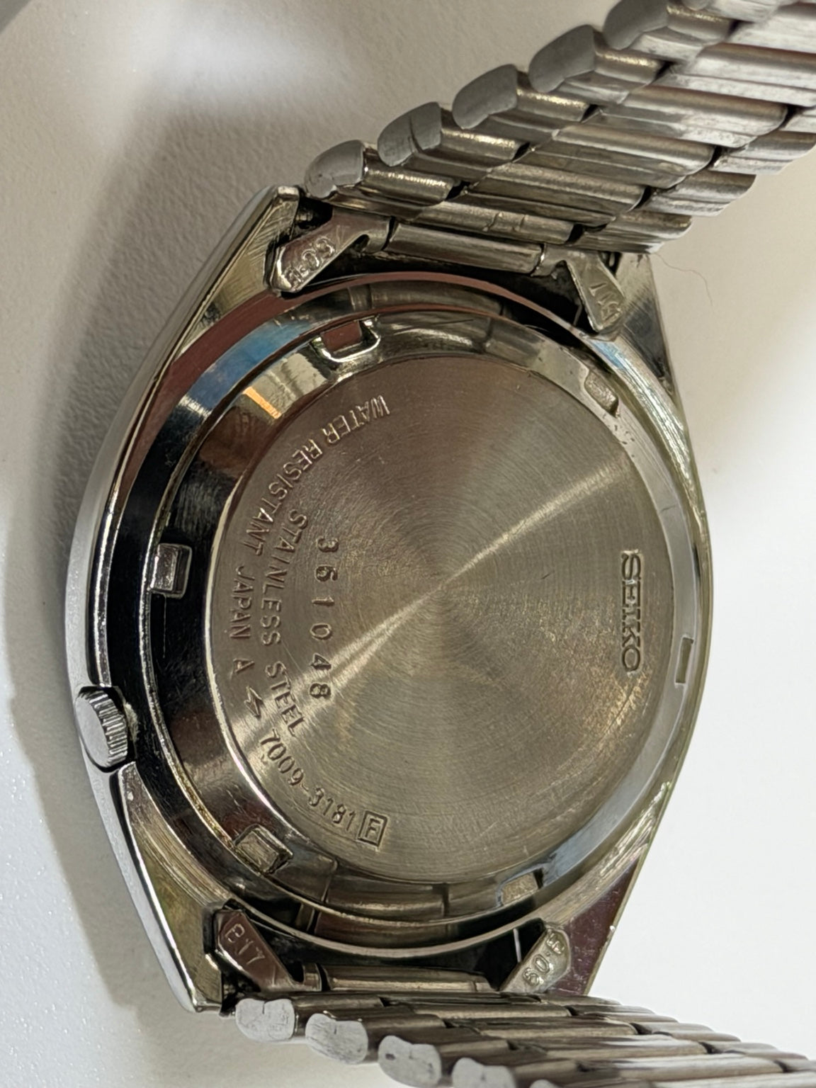 Seiko 5 silver patterned dial automatic watch SK06 detail photo