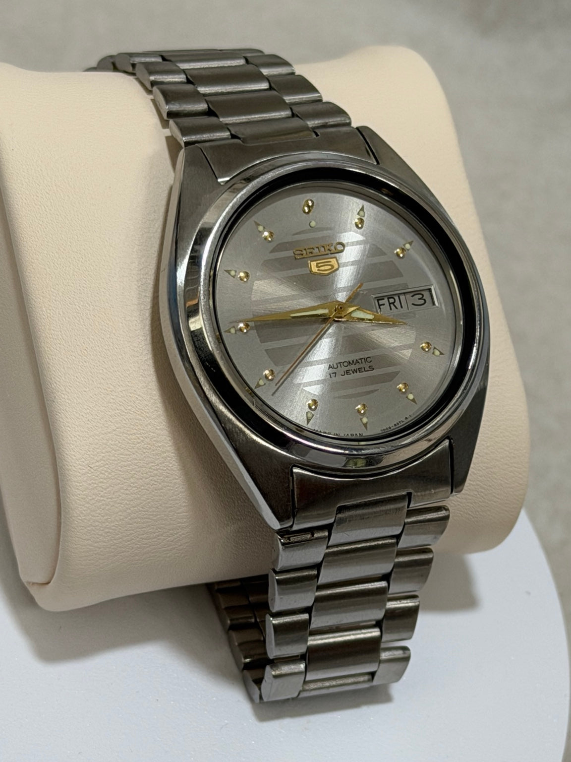 Seiko 5 silver patterned dial automatic watch SK06 detail photo