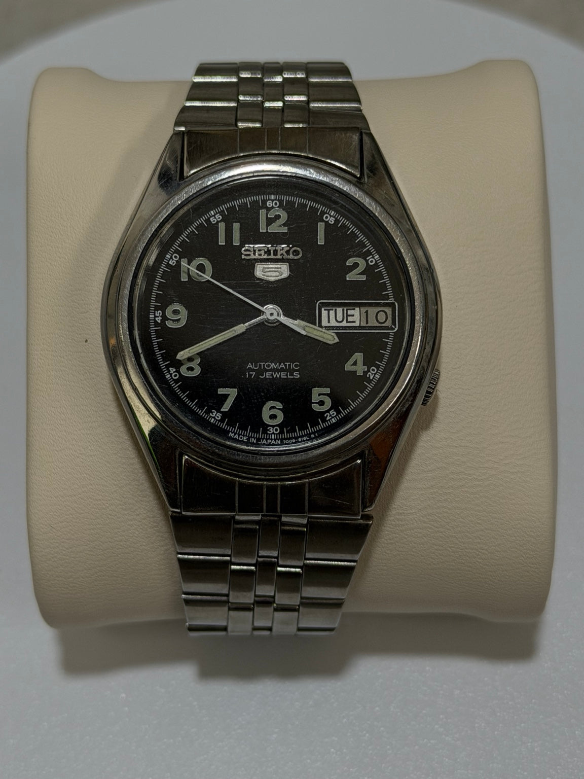 Seiko 5 black Arabic numeral dial automatic watch SK08 detail photo
