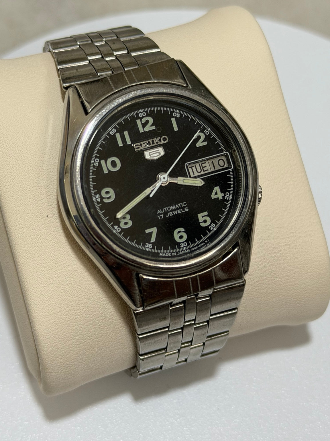 Seiko 5 black Arabic numeral dial automatic watch SK08 detail photo