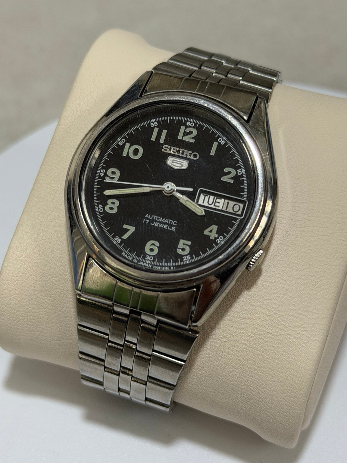 Seiko 5 black Arabic numeral dial automatic watch SK08 detail photo