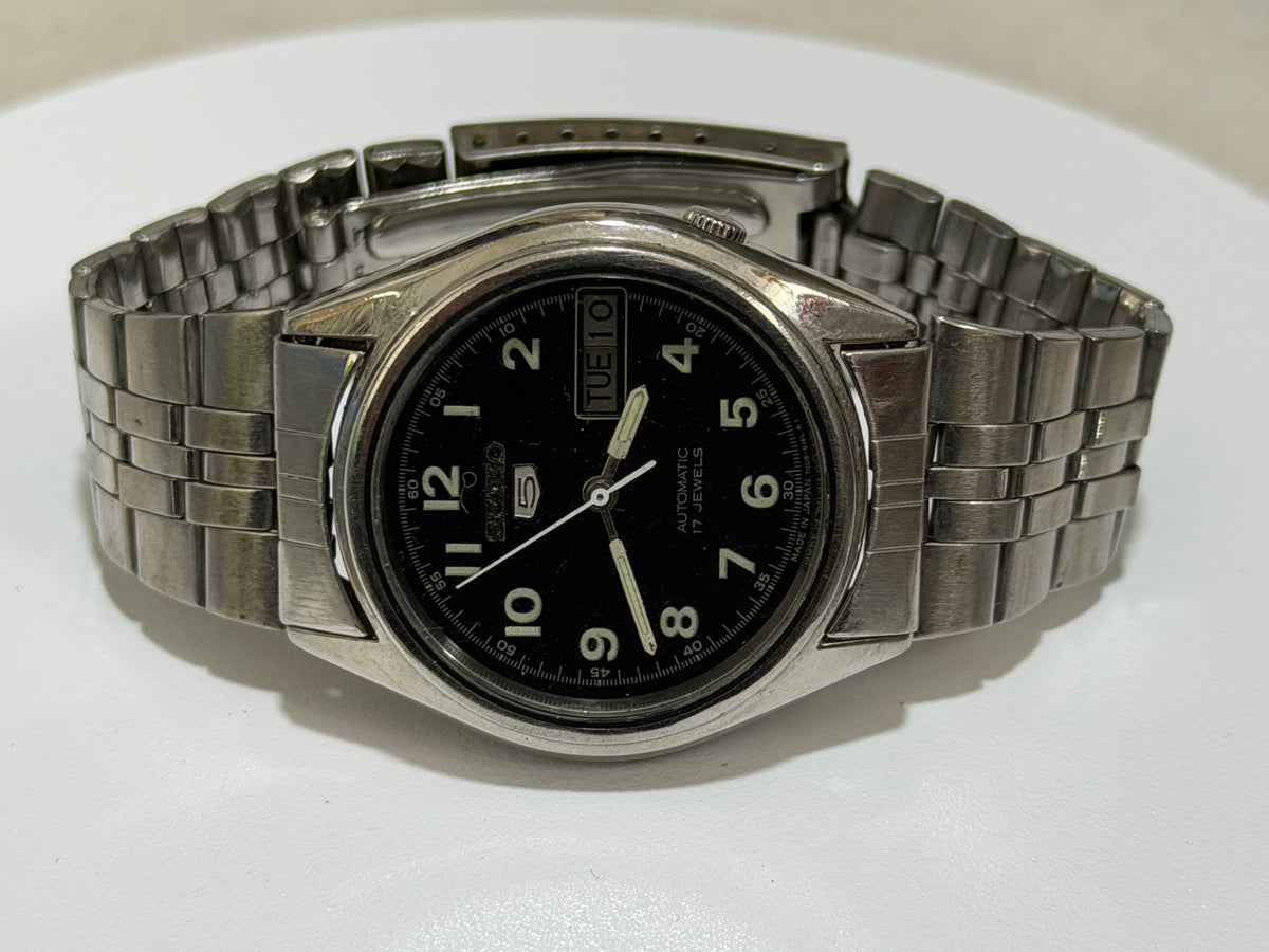Seiko 5 black Arabic numeral dial automatic watch SK08 detail photo