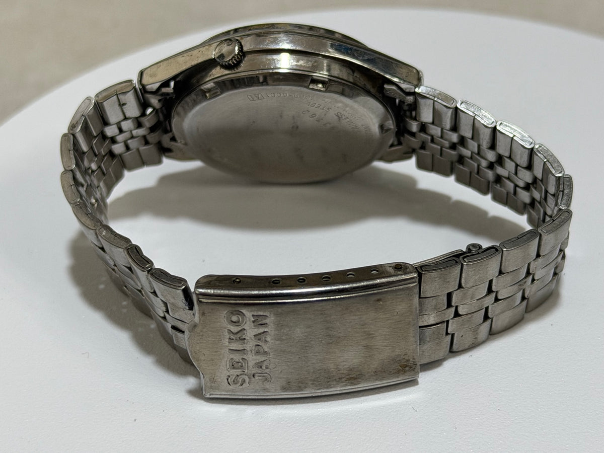 Seiko 5 black Arabic numeral dial automatic watch SK08 detail photo