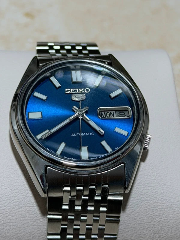 Seiko 7009 Automatic — Custom Metallic Blue Dial, 34mm — photograph 3