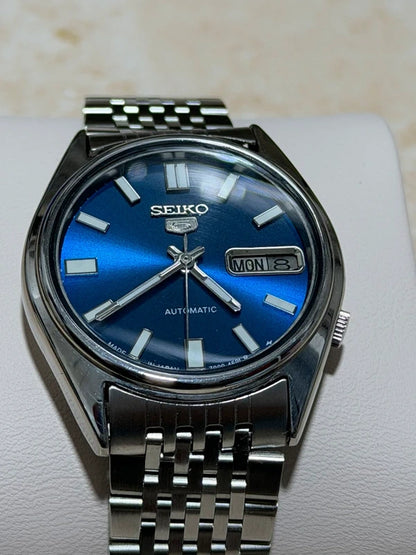 Seiko 7009 Automatic — Custom Metallic Blue Dial, 34mm — photograph 3